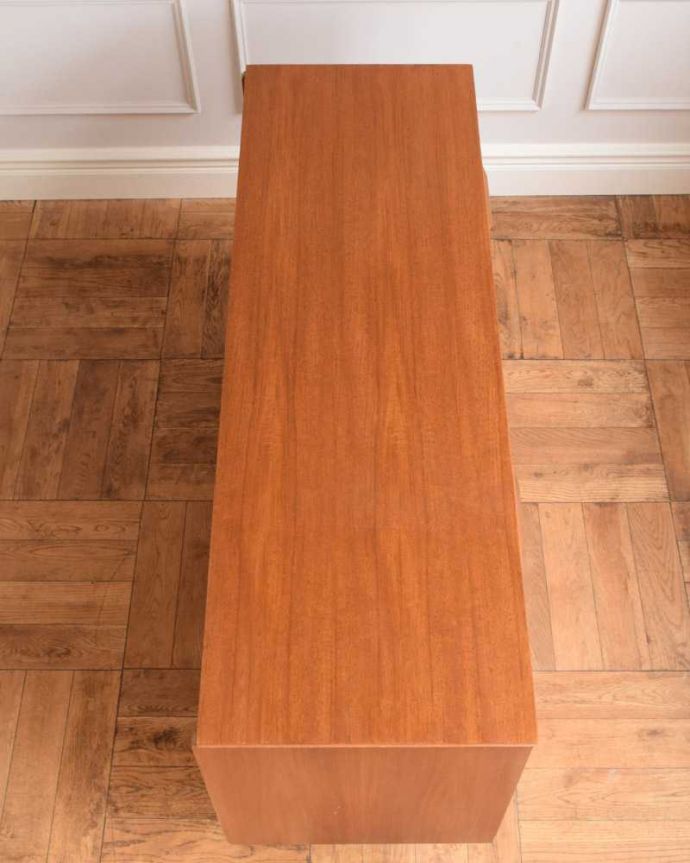 アンティークのチェスト　アンティーク家具　北欧スタイルのシンプルなヴィンテージ家具、6杯引き出し付きのチェスト。天板の塗装もキレイに仕上げましたヴィンテージの家具は修復方法が様々。(x-1205-f)