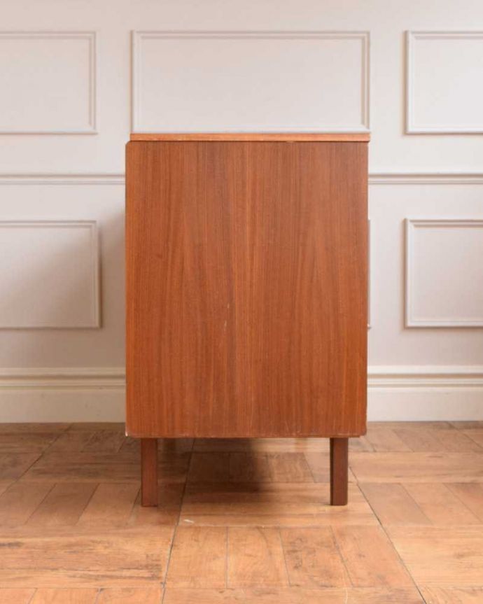 アンティークのチェスト　アンティーク家具　北欧スタイルのシンプルなヴィンテージ家具、6杯引き出し付きのチェスト。横から見てもスッキリどこから見てもスッキリとしてステキなヴィンテージ。(x-1205-f)