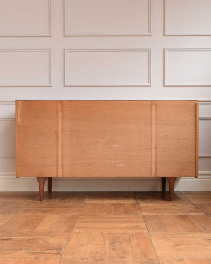 アンティークのチェスト　アンティーク家具　北欧スタイルのシンプルなヴィンテージ家具、6杯引き出し付きのチェスト。もちろん後ろ姿もキレイですビンテージは新品ではないので、もちろん経年変化によるキズはあります。(x-1205-f)