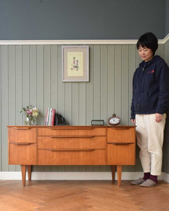 アンティークのチェスト　アンティーク家具　北欧インテリアに合うビンテージ家具、小さなチェストタイプのサイドボード。人気のヒミツは北欧スタイルのデザインやっぱりスッキリとカッコイイ北欧デザインが人気のサイドボード。(x-1206-f)