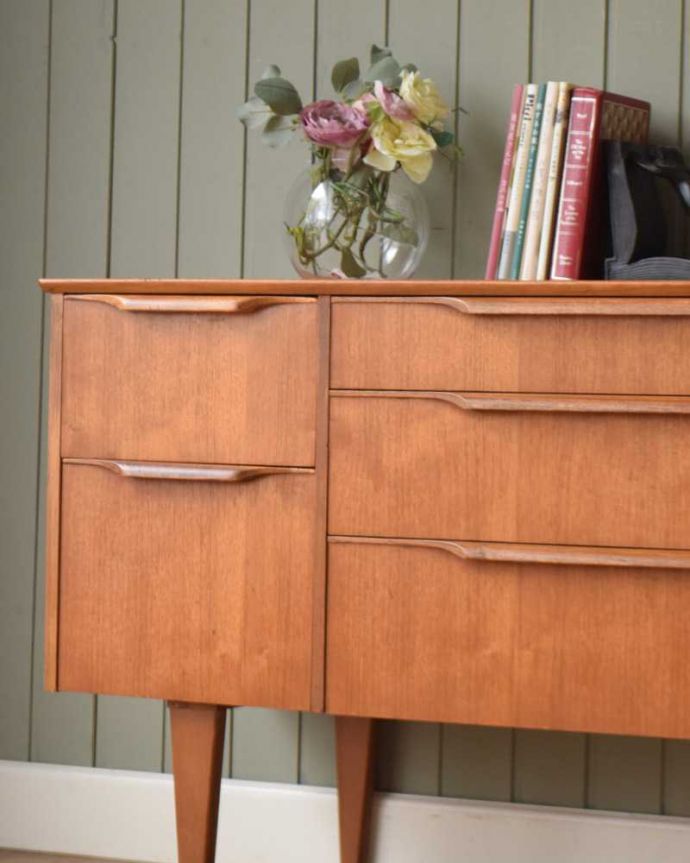 アンティークのチェスト　アンティーク家具　北欧インテリアに合うビンテージ家具、小さなチェストタイプのサイドボード。ヴィンテージ家具らしいあたたかさ。(x-1206-f)