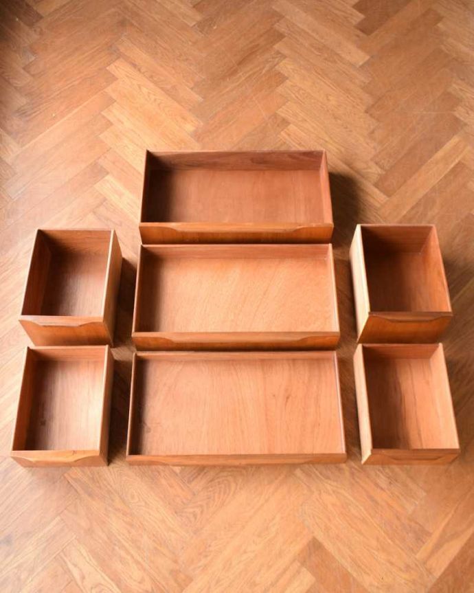 アンティークのチェスト　アンティーク家具　北欧インテリアに合うビンテージ家具、小さなチェストタイプのサイドボード。キレイにお直ししました引き出しの中も修復の際、専門の職人がキレイにしました。(x-1206-f)