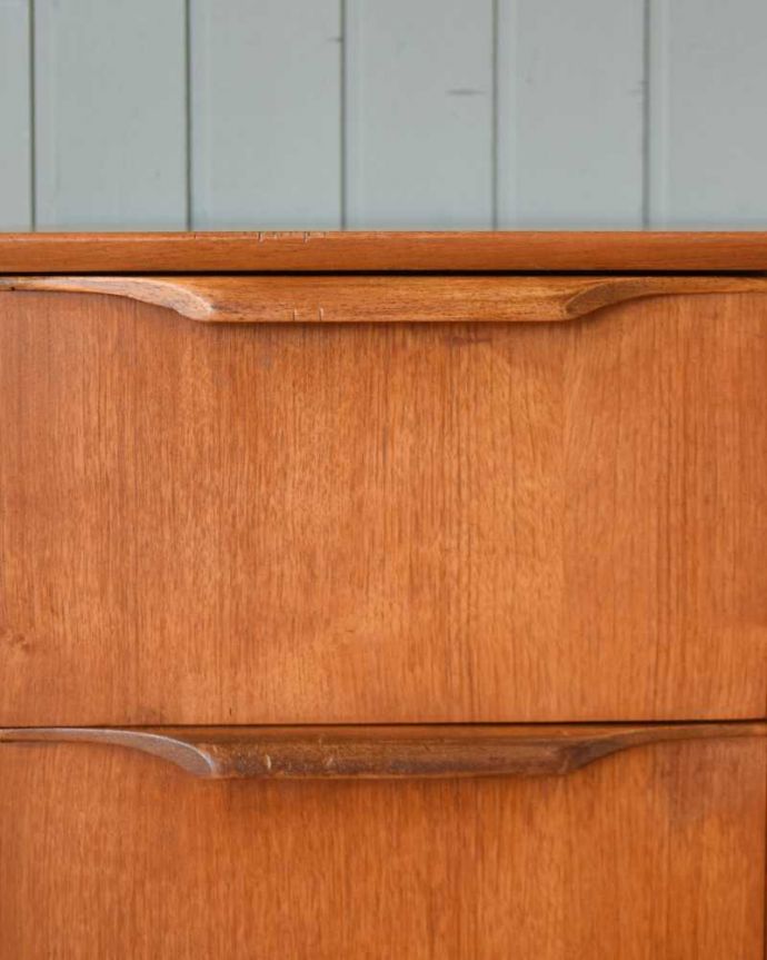 アンティークのチェスト　アンティーク家具　北欧インテリアに合うビンテージ家具、小さなチェストタイプのサイドボード。デザインの一部になっている取っ手取っ手のデザインもシンプルかつ機能的に。(x-1206-f)