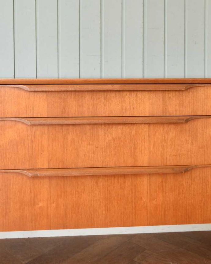 アンティークのチェスト　アンティーク家具　北欧インテリアに合うビンテージ家具、小さなチェストタイプのサイドボード。デザインの一部になっている取っ手取っ手のデザインもシンプルかつ機能的に。(x-1206-f)