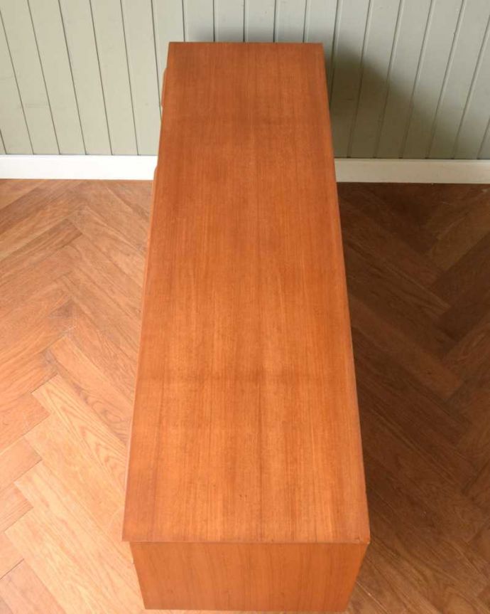 アンティークのチェスト　アンティーク家具　北欧インテリアに合うビンテージ家具、小さなチェストタイプのサイドボード。天板の塗装もキレイに仕上げましたヴィンテージの家具は修復方法が様々。(x-1206-f)