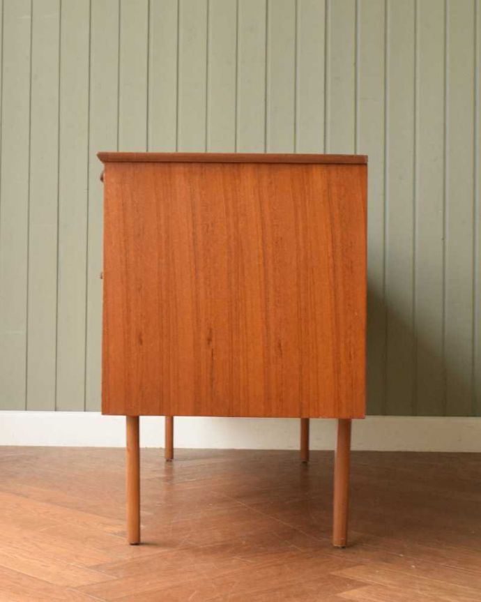 アンティークのチェスト　アンティーク家具　北欧インテリアに合うビンテージ家具、小さなチェストタイプのサイドボード。横から見てもスッキリどこから見てもスッキリとしてステキなヴィンテージ。(x-1206-f)