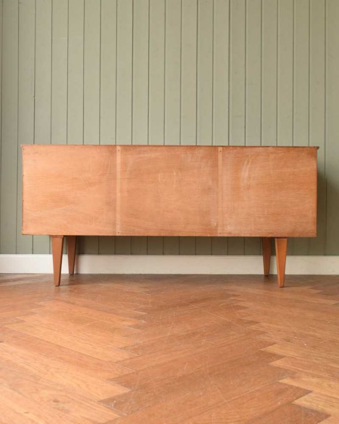 アンティークのチェスト　アンティーク家具　北欧インテリアに合うビンテージ家具、小さなチェストタイプのサイドボード。もちろん後ろ姿もキレイですビンテージは新品ではないので、もちろん経年変化によるキズはあります。(x-1206-f)