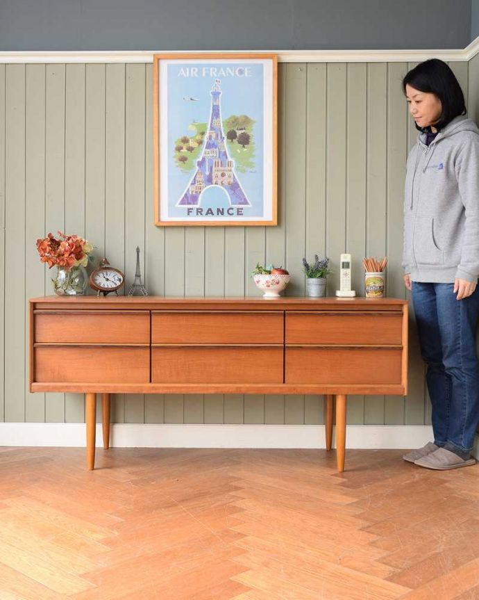 シンプルで使いやすいサイズのチェストサイドボード、北欧スタイルの