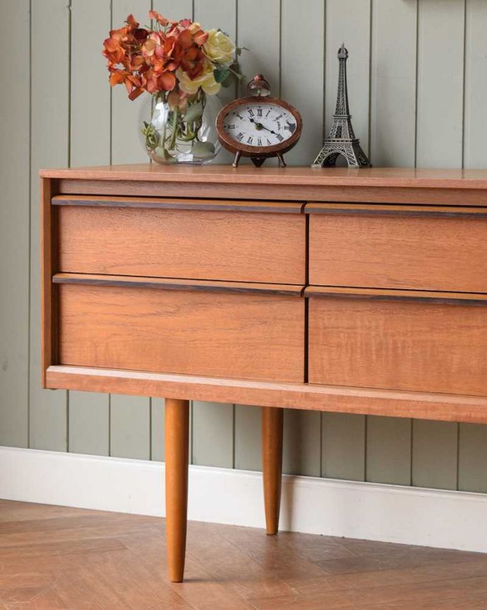 サイドボード アンティーク家具 シンプルで使いやすいサイズのチェストサイドボード、北欧スタイルのヴィンテージ家具。ヴィンテージ家具らしいあたたかさ。(x-1207-f)