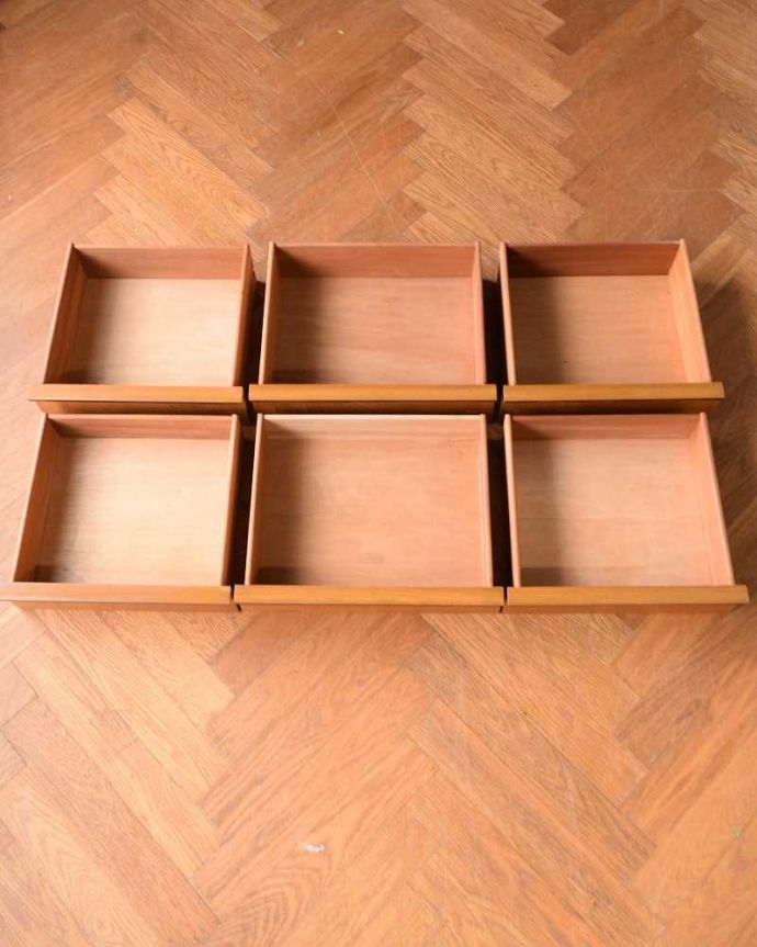 サイドボード アンティーク家具 シンプルで使いやすいサイズのチェストサイドボード、北欧スタイルのヴィンテージ家具。キレイにお直ししました引き出しの中も修復の際、専門の職人がキレイにしました。(x-1207-f)