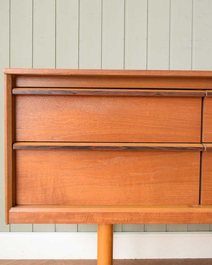 サイドボード アンティーク家具 シンプルで使いやすいサイズのチェストサイドボード、北欧スタイルのヴィンテージ家具。扉の木目があたたかさを演出クールなデザインなのに、なんだかほっとするあたたかさ。(x-1207-f)