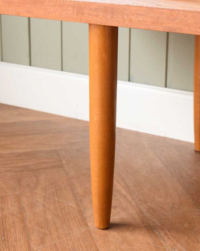 サイドボード アンティーク家具 シンプルで使いやすいサイズのチェストサイドボード、北欧スタイルのヴィンテージ家具。スッキリとした脚の裏には…Handleの家具の脚裏にはフェルトキーパーをお付けしています。(x-1207-f)