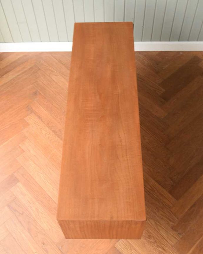 サイドボード アンティーク家具 シンプルで使いやすいサイズのチェストサイドボード、北欧スタイルのヴィンテージ家具。天板の塗装もキレイに仕上げましたヴィンテージの家具は修復方法が様々。(x-1207-f)