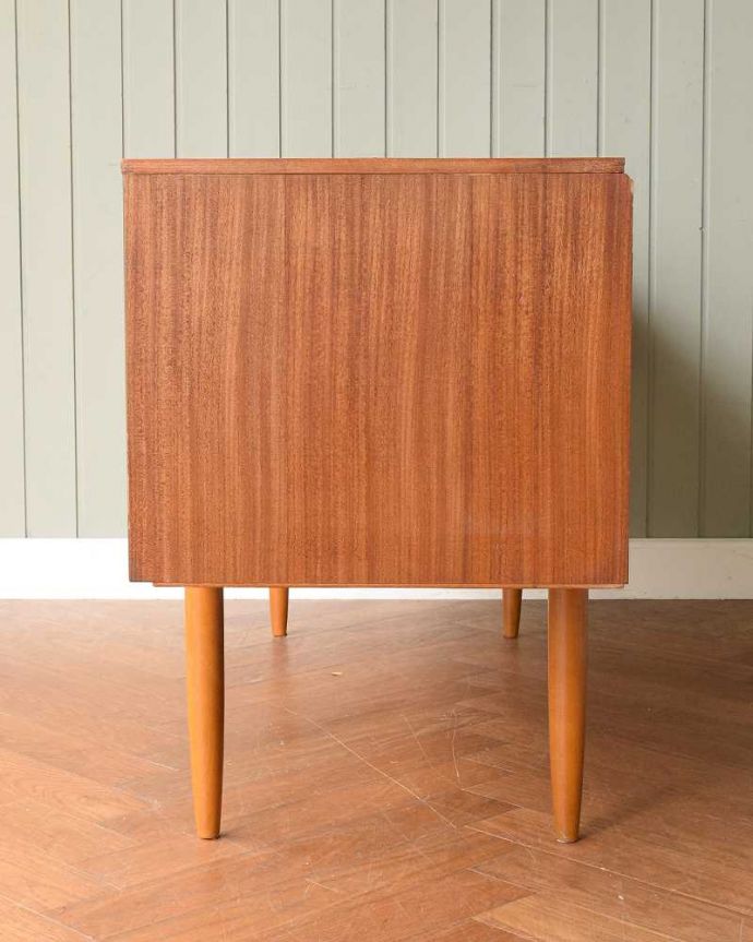 シンプルで使いやすいサイズのチェストサイドボード、北欧スタイルの