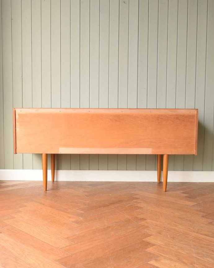 サイドボード アンティーク家具 シンプルで使いやすいサイズのチェストサイドボード、北欧スタイルのヴィンテージ家具。もちろん後ろ姿もキレイですビンテージは新品ではないので、もちろん経年変化によるキズはあります。(x-1207-f)