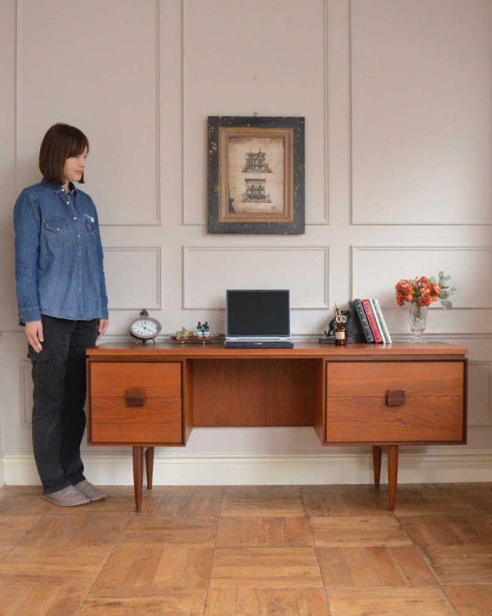 G-PLAN(Gプラン)　アンティーク家具　スッキリした姿がカッコいいG-planのヴィンテージデスク。スタイリッシュでカッコいい時間が過ごせるデスク北欧スタイルのデザインがスタイリッシュな雰囲気のヴィンテージのデスク。(x-1208-f)