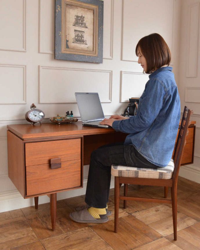 G-PLAN(Gプラン)　アンティーク家具　スッキリした姿がカッコいいG-planのヴィンテージデスク。仕事の時間も、自分だけの時間も･･･ここに座るだけで、なんだか仕事が出来る自分になった気分。(x-1208-f)