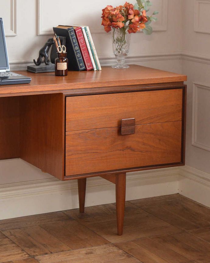 G-PLAN(Gプラン)　アンティーク家具　スッキリした姿がカッコいいG-planのヴィンテージデスク。どこに置いてもカッコよく似合います。(x-1208-f)