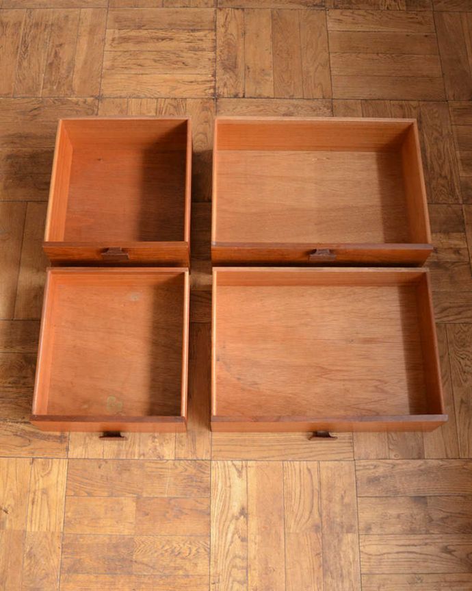 G-PLAN(Gプラン)　アンティーク家具　スッキリした姿がカッコいいG-planのヴィンテージデスク。引き出しの中も！もちろん引き出しの中もキレイにお直ししてあります。(x-1208-f)