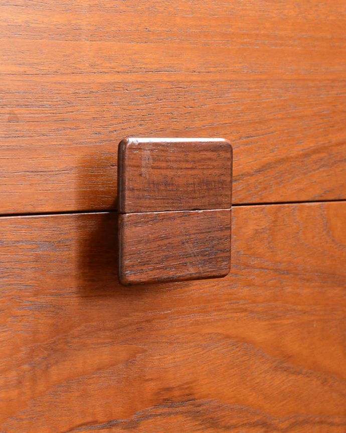 G-PLAN(Gプラン)　アンティーク家具　スッキリした姿がカッコいいG-planのヴィンテージデスク。こんな場所もクールでカッコいい！取っ手の部分までカッコいい。(x-1208-f)