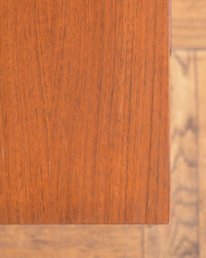 G-PLAN(Gプラン)　アンティーク家具　スッキリした姿がカッコいいG-planのヴィンテージデスク。天板を近くで見てみると･･･デスクは天板を使う家具なので、塗装もキレイに修復しました。(x-1208-f)