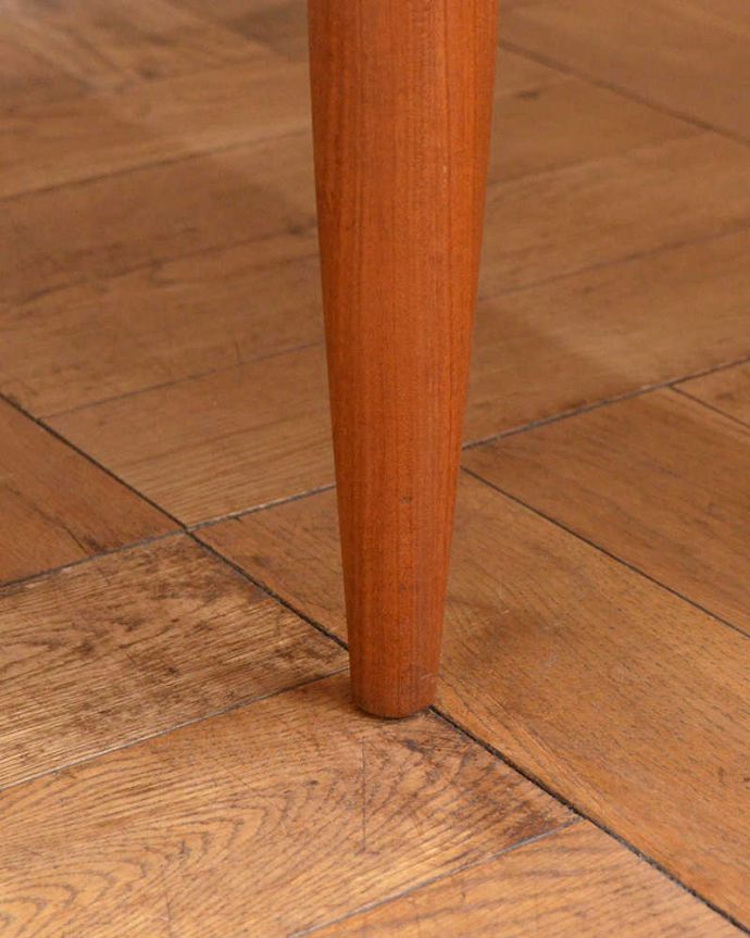 G-PLAN(Gプラン)　アンティーク家具　スッキリした姿がカッコいいG-planのヴィンテージデスク。女性1人でラクラク運べちゃう仕掛けHandleのアンティークは、脚の裏にフェルトキーパーをお付けしています。(x-1208-f)