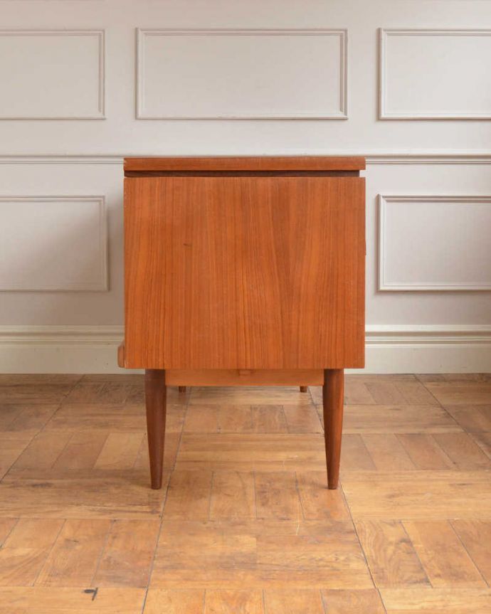 G-PLAN(Gプラン)　アンティーク家具　スッキリした姿がカッコいいG-planのヴィンテージデスク。横顔もカッコイイ！北欧スタイルの家具は、横顔もクール。(x-1208-f)