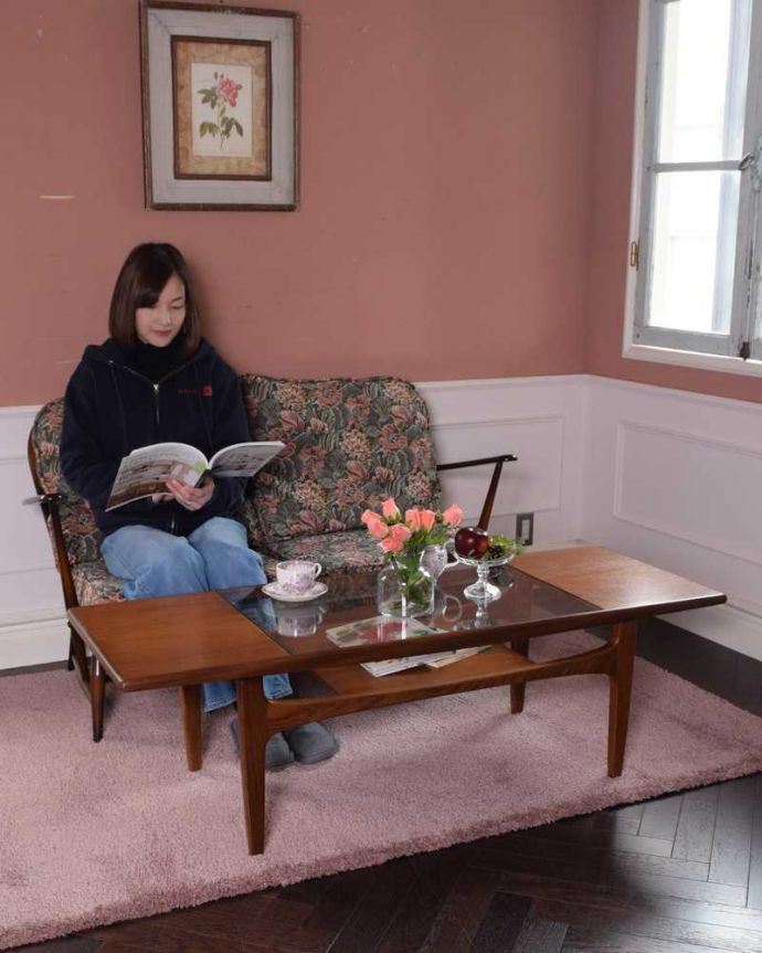 G-PLAN(Gプラン) アンティーク家具 北欧スタイルのヴィンデージ家具、G-PLANの棚付きのコーヒーテーブル。女性っぽいシンプルさがカッコいいG-PLANG-PLANの定番は天板がガラスなので女性から見てもバツグンの使いやすさ。(x-1209-f)