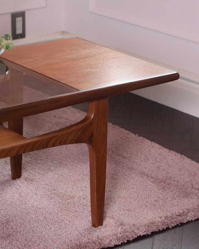 G-PLAN(Gプラン) アンティーク家具 北欧スタイルのヴィンデージ家具、G-PLANの棚付きのコーヒーテーブル。木×ガラスが作り出すクールな優しさあたたかい木材の上にクールなガラス天板を乗せたシンプルなデザインは、見た目だけじゃなく使い勝手もバツグン。(x-1209-f)