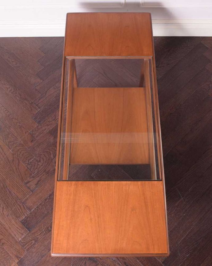 G-PLAN(Gプラン) アンティーク家具 北欧スタイルのヴィンデージ家具、G-PLANの棚付きのコーヒーテーブル。上から見るとこんな感じ。(x-1209-f)