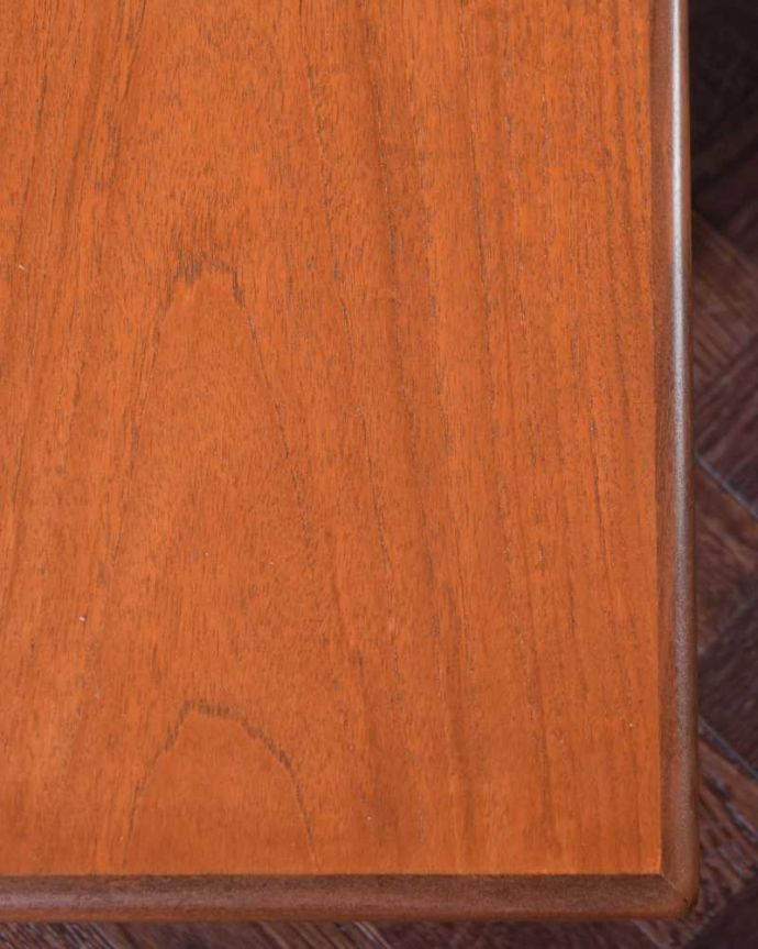 G-PLAN(Gプラン) アンティーク家具 北欧スタイルのヴィンデージ家具、G-PLANの棚付きのコーヒーテーブル。天板を近くで見てみると・・・こんな感じでとってもキレイです!気になる方には新しいガラス天板に取り替えてお届けします。(x-1209-f)