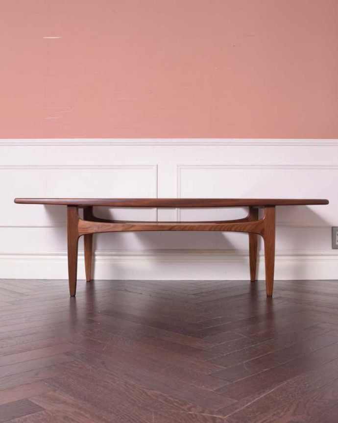 G-PLAN(Gプラン) アンティーク家具 北欧スタイルのヴィンデージ家具、G-PLANの棚付きのコーヒーテーブル。横から見てもカッコイイ北欧スタイルの家具はデザインがステキだから、横から見た姿も絵になるカッコよさ!。(x-1209-f)