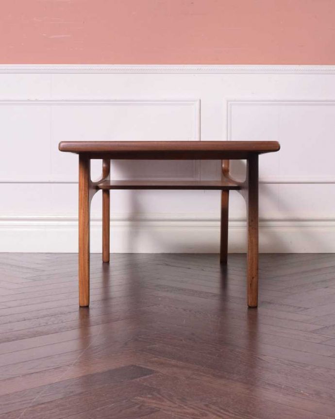 G-PLAN(Gプラン) アンティーク家具 北欧スタイルのヴィンデージ家具、G-PLANの棚付きのコーヒーテーブル。見る角度によって見え方が違う…ヴィンテージなので、もちろん経年変化によるキズはありますが、専門の職人がしっかり修復しているので安心さが違います。(x-1209-f)