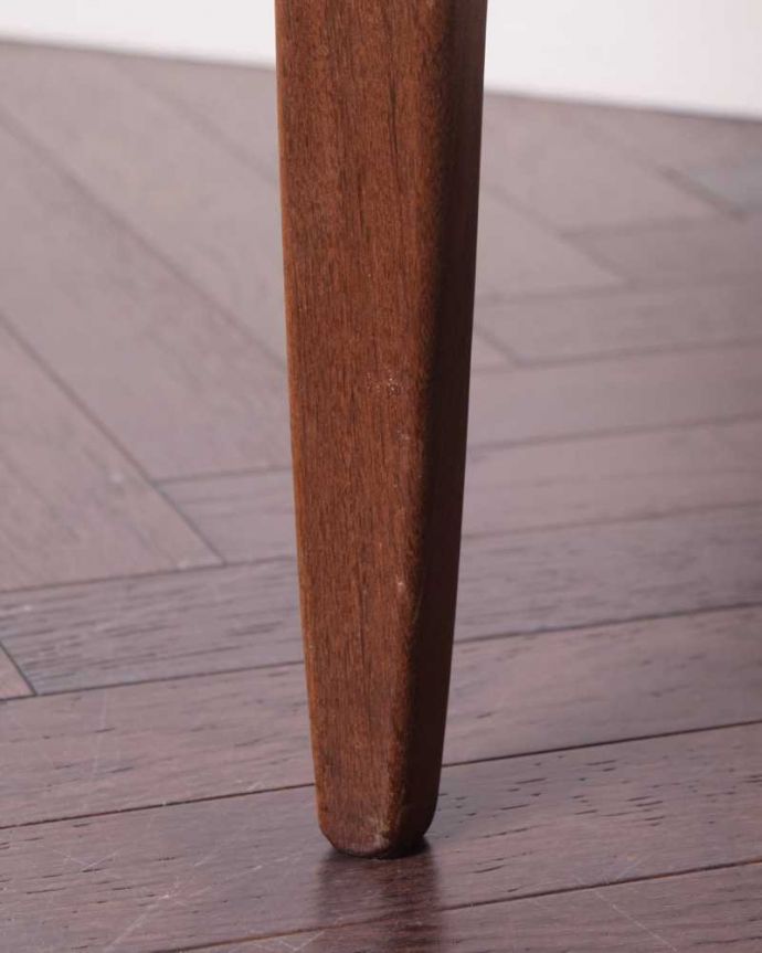 G-PLAN(Gプラン) アンティーク家具 北欧スタイルのヴィンデージ家具、G-PLANの棚付きのコーヒーテーブル。女性1人でラクラク運べちゃう仕掛けHandleのアンティークは、脚の裏にフェルトキーパーをお付けしています。(x-1209-f)