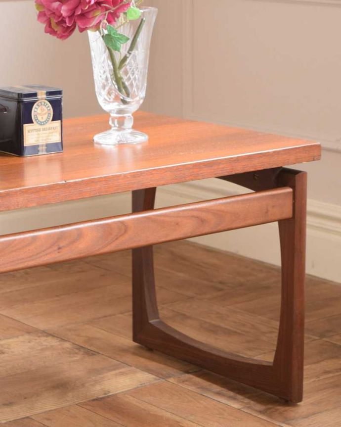 G-PLAN(Gプラン)　アンティーク家具　G-PLAN社の北欧インテリア、長方形のヴィンテージコーヒーテーブル。クールな表情の中に感じられるぬくもり･･･ヴィンテージの家具は一見クールな表情。(x-1210-f)