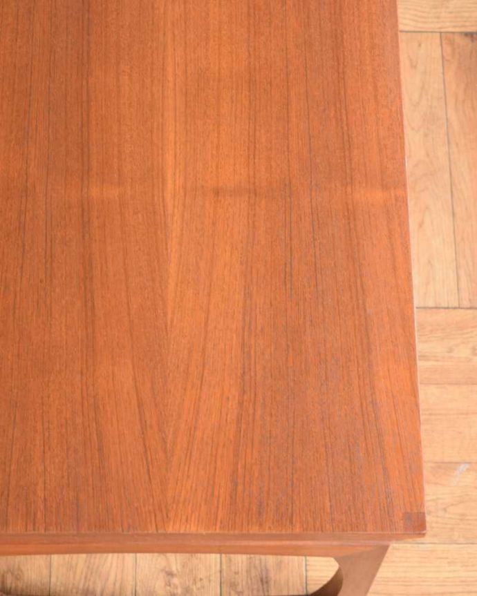 G-PLAN(Gプラン)　アンティーク家具　G-PLAN社の北欧インテリア、長方形のヴィンテージコーヒーテーブル。近づいて見てみると･･･天板を近くで見て下さい。(x-1210-f)