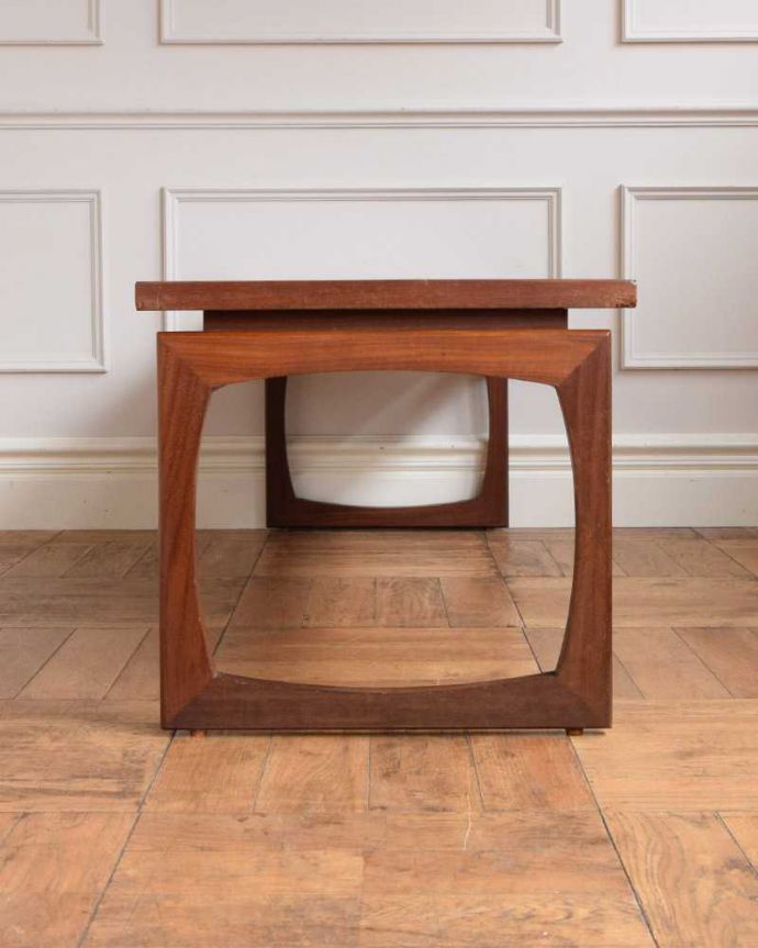 G-PLAN(Gプラン)　アンティーク家具　G-PLAN社の北欧インテリア、長方形のヴィンテージコーヒーテーブル。360度、どこから見てもカッコいい！アンティークは新品ではないので、もちろん経年変化によるキズはありますが、専門の職人がしっかりお直しをしているので、どの角度から見てもキレイです。(x-1210-f)