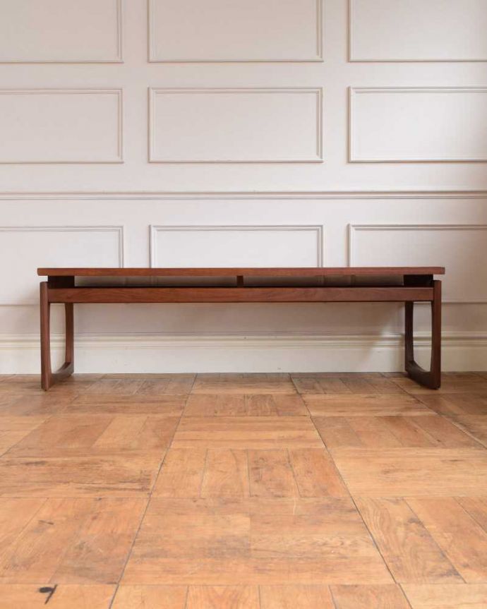 G-PLAN(Gプラン)　アンティーク家具　G-PLAN社の北欧インテリア、長方形のヴィンテージコーヒーテーブル。横から見てみてもカッコいい！北欧スタイルのテーブルは、横から見てもやっぱりスマートでカッコいいんです。(x-1210-f)