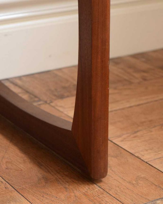 G-PLAN(Gプラン)　アンティーク家具　G-PLAN社の北欧インテリア、長方形のヴィンテージコーヒーテーブル。持ち上げなくても移動できます！Handleのアンティークは、脚の裏にフェルトキーパーをお付けしていますので、床を滑らせてれば移動が簡単です。(x-1210-f)