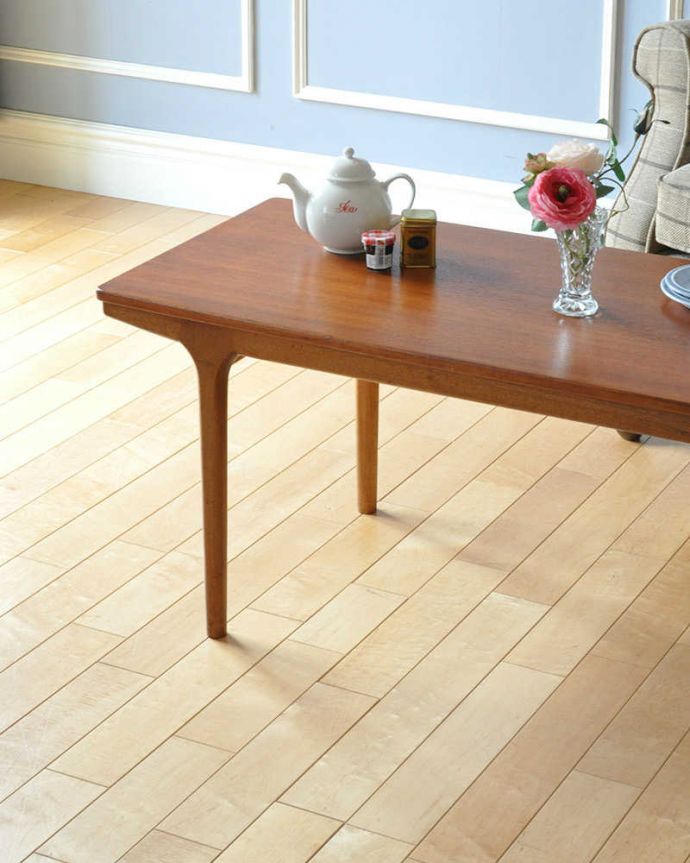 アンティークのテーブル　アンティーク家具　マッキントッシュ社のヴィンテージ家具、スライドトレー付きのコーヒーテーブル。クールな表情の中に感じられるぬくもり･･･ヴィンテージの家具は一見クールな表情。(x-1211-f)