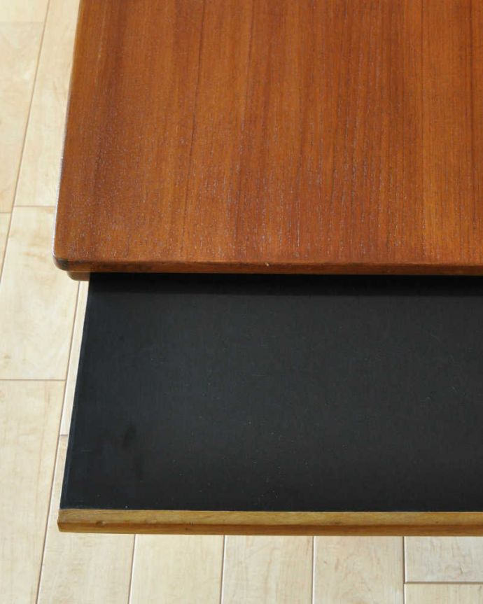 アンティークのテーブル　アンティーク家具　マッキントッシュ社のヴィンテージ家具、スライドトレー付きのコーヒーテーブル。スライドトレーまで付いていました。(x-1211-f)