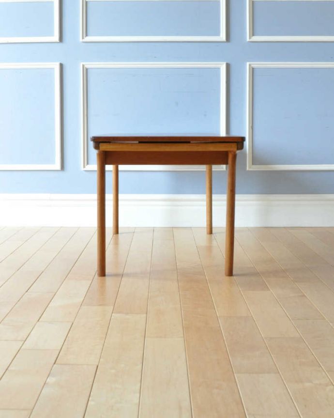 アンティークのテーブル　アンティーク家具　マッキントッシュ社のヴィンテージ家具、スライドトレー付きのコーヒーテーブル。こっち側もキレイです！アンティークは新品ではないので、もちろん経年変化によるキズはありますが、専門の職人がしっかりお直しをしているので、どの角度から見てもキレイです。(x-1211-f)