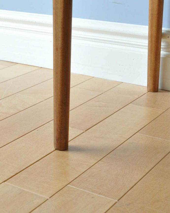 アンティークのテーブル　アンティーク家具　マッキントッシュ社のヴィンテージ家具、スライドトレー付きのコーヒーテーブル。持ち上げなくても移動できます！Handleのアンティークは、脚の裏にフェルトキーパーをお付けしていますので、床を滑らせてれば移動が簡単です。(x-1211-f)