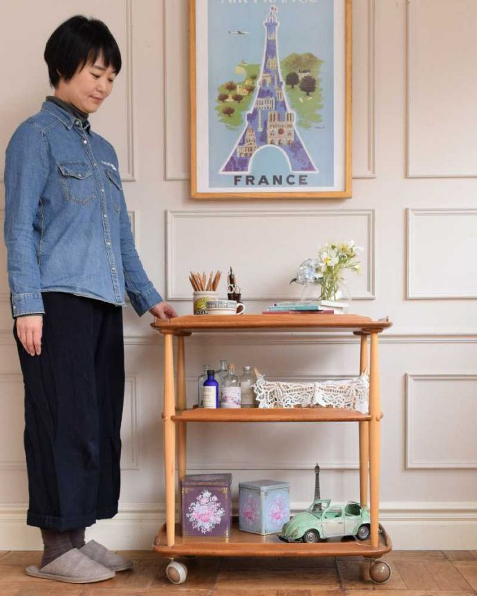 アーコールの家具　アンティーク家具　北欧デザインのヴィンテージ家具、キャスター付きワゴン（ERCOL）。コロコロ転がせて移動も楽チン！アンティークの中でも人気の高いワゴン。(x-1212-f)