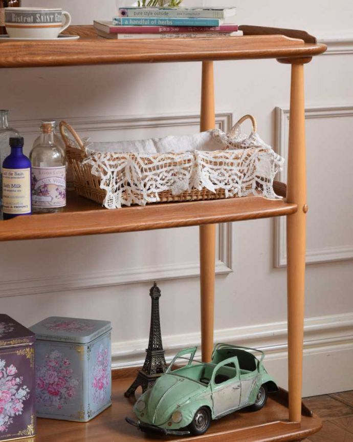 アーコールの家具　アンティーク家具　北欧デザインのヴィンテージ家具、キャスター付きワゴン（ERCOL）。おシャレなワゴンは使い方自由自在いろんな用途で使えるワゴン。(x-1212-f)