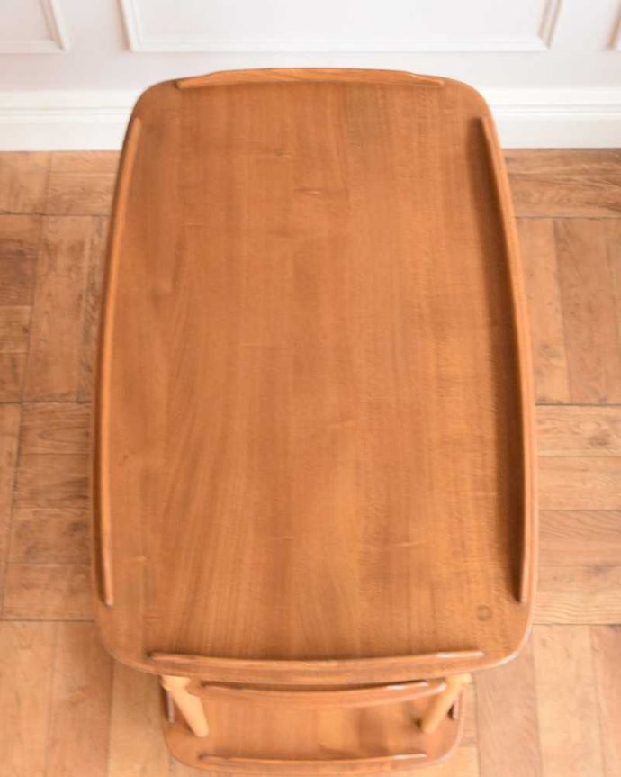 アーコールの家具　アンティーク家具　北欧デザインのヴィンテージ家具、キャスター付きワゴン（ERCOL）。上から見るとこんな形です修復にもいろんな方法がありますが、Handleではこだわって仕上げています。(x-1212-f)