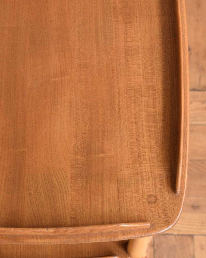 アーコールの家具　アンティーク家具　北欧デザインのヴィンテージ家具、キャスター付きワゴン（ERCOL）。近づいてみると･･･修復にもいろんな方法がありますが、Handleでは塗装にこだわって古い塗装を剥離して再塗装していますのでピカピカです。(x-1212-f)