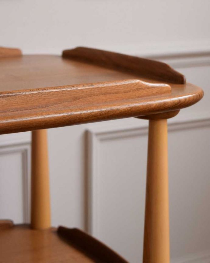 アーコールの家具　アンティーク家具　北欧デザインのヴィンテージ家具、キャスター付きワゴン（ERCOL）。ちょっとしたこだわり天板の縁の部分に落ちないような仕掛けが。(x-1212-f)