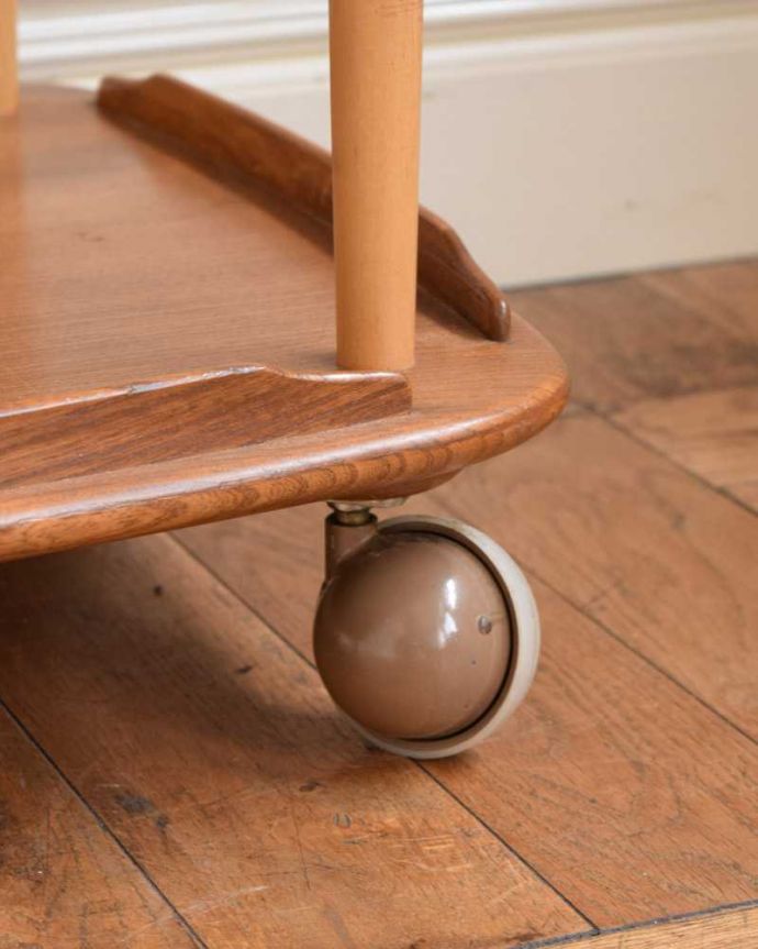 アーコールの家具　アンティーク家具　北欧デザインのヴィンテージ家具、キャスター付きワゴン（ERCOL）。ちゃんと動きます脚先にはキャスターが。(x-1212-f)