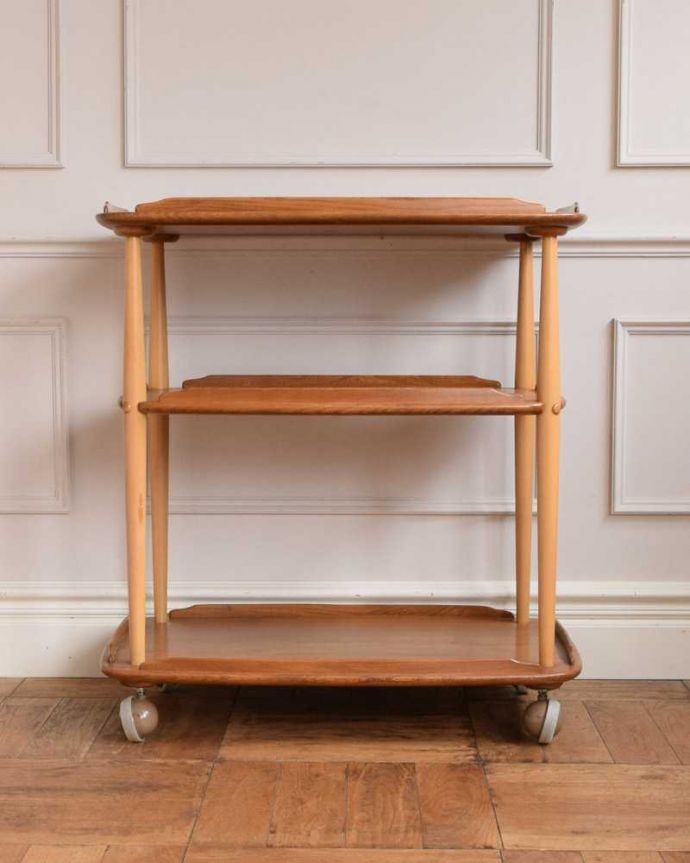 アーコールの家具　アンティーク家具　北欧デザインのヴィンテージ家具、キャスター付きワゴン（ERCOL）。キッチンだけじゃもったいない！アンティークのワゴンはデザインもキレイなので、キッチン用として使うだけじゃなく、家具としていろいろ使えます。(x-1212-f)